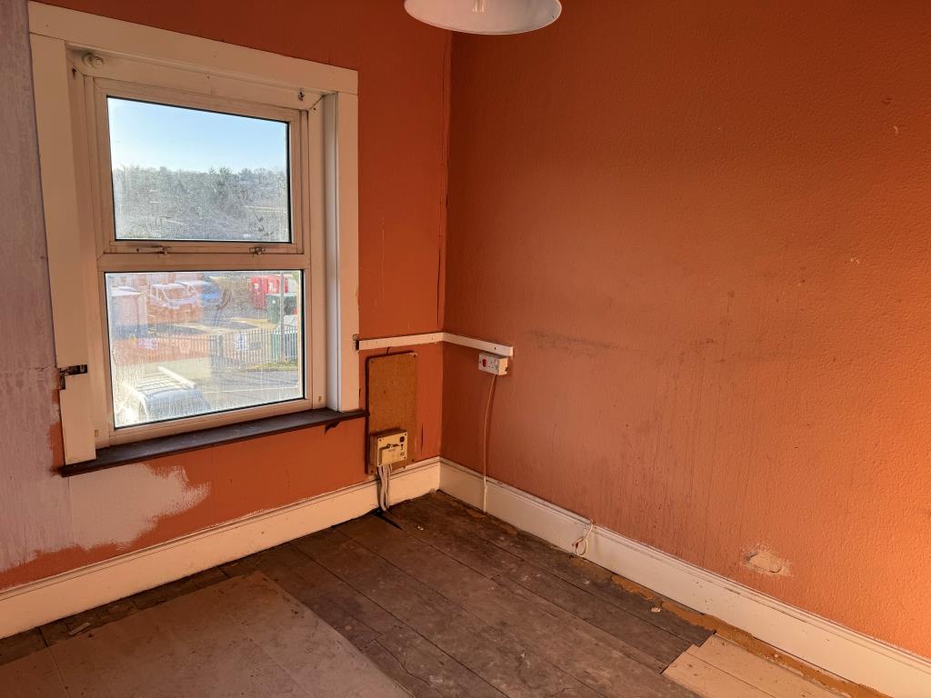 Lot: 138 - FREEHOLD FORMER HOTEL NOW ARRANGED AS TWO LARGE MAISONETTES WITH POTENTIAL - A room on the side on the first floor